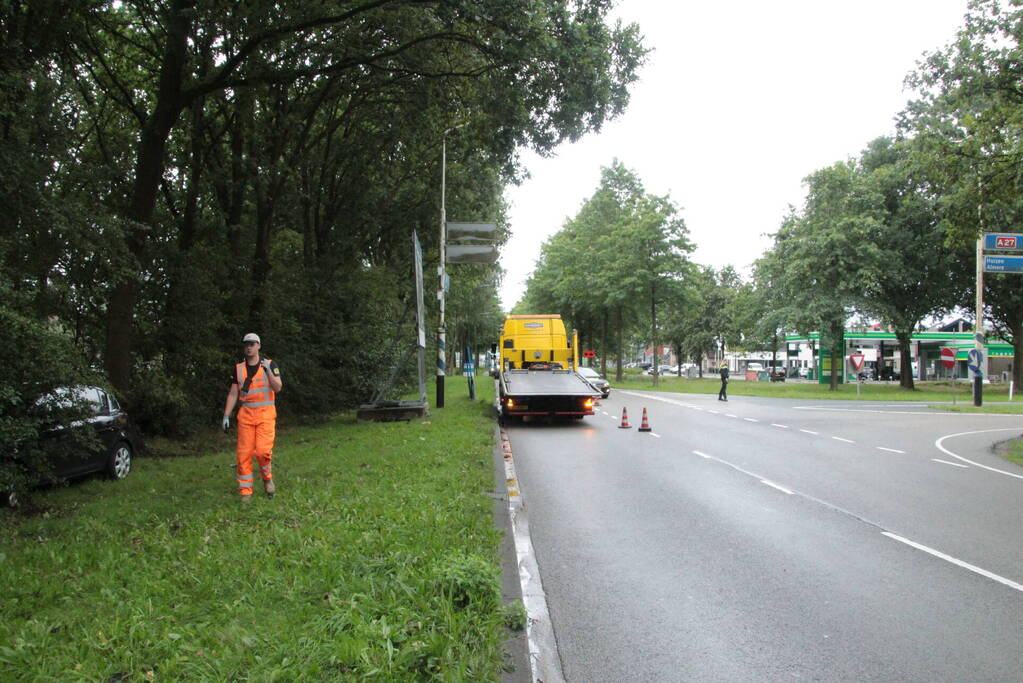 Automobilist vliegt uit de bocht en eindigt in bosschage