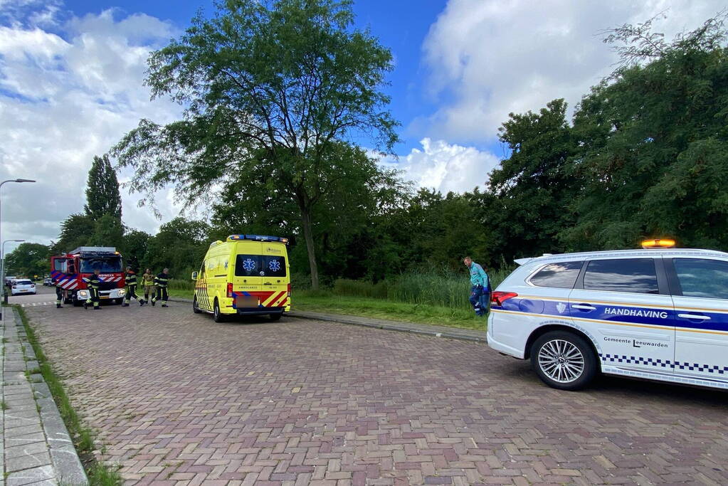 Automobilist rijdt de sloot in