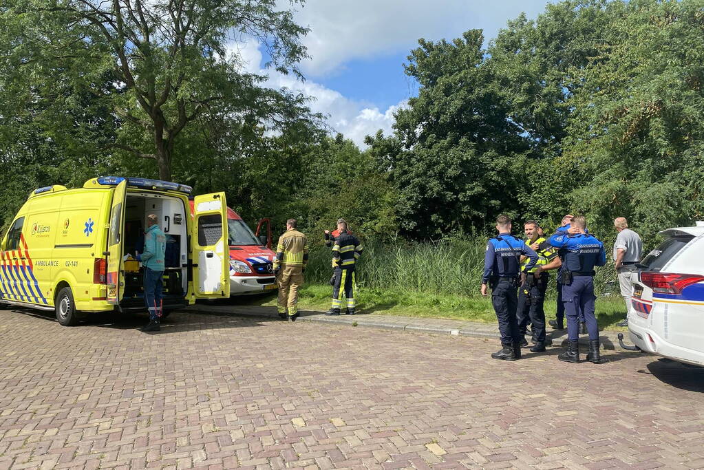 Automobilist rijdt de sloot in