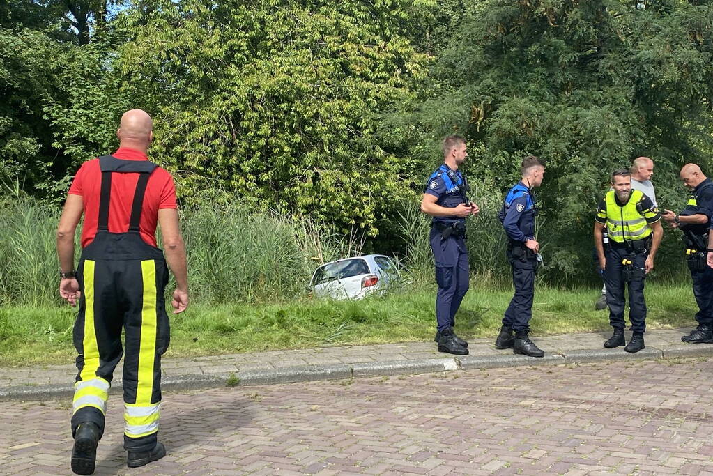 Automobilist rijdt de sloot in