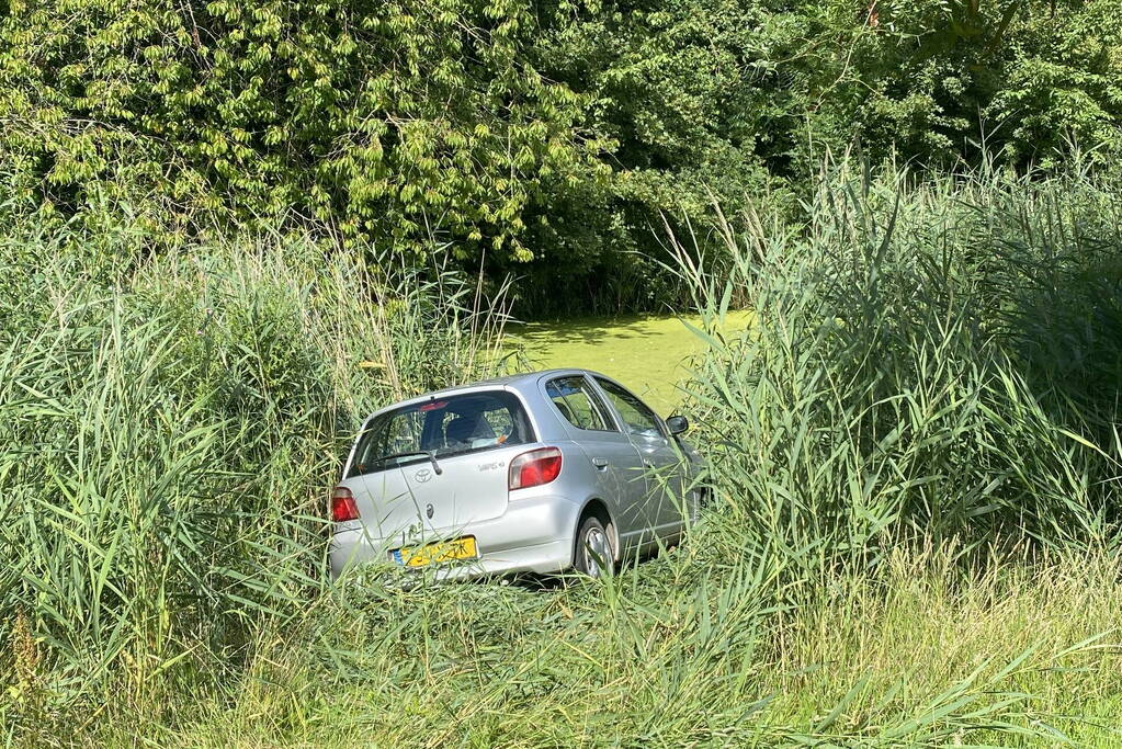 Automobilist rijdt de sloot in