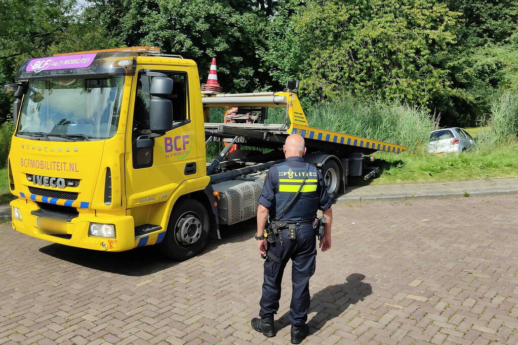 Automobilist rijdt de sloot in