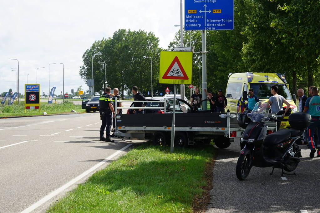 Automobilist botst tegen bewegwijzeringspaal