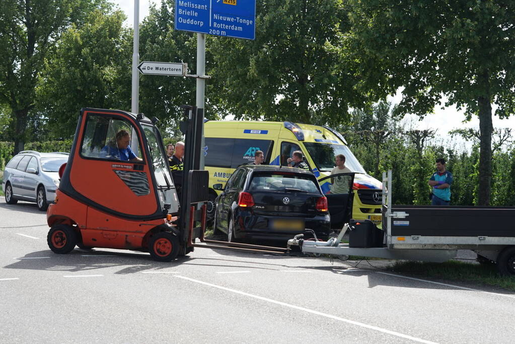 Automobilist botst tegen bewegwijzeringspaal