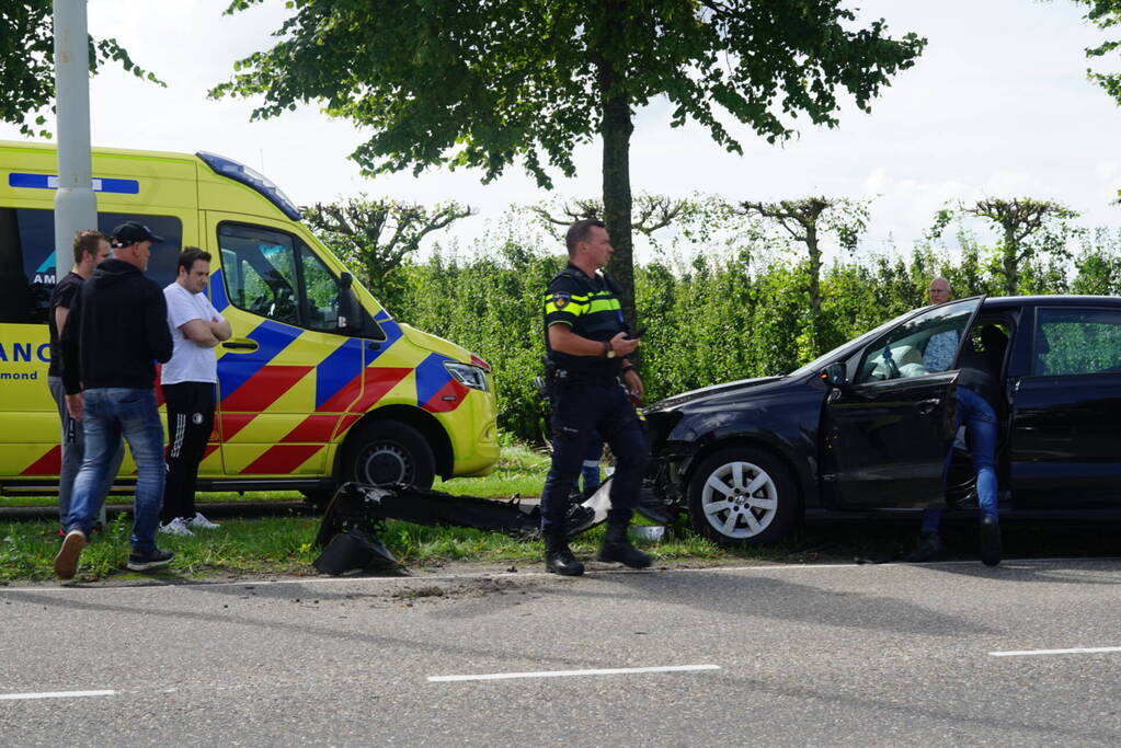 Automobilist botst tegen bewegwijzeringspaal