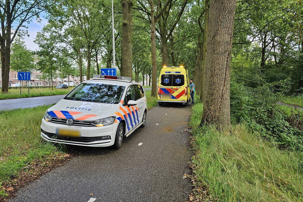 Scooterrijder gaat onderuit op fietspad