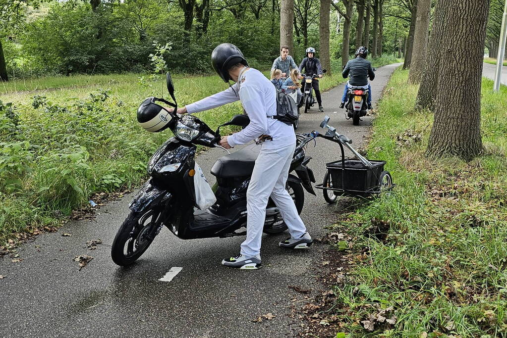 Scooterrijder gaat onderuit op fietspad