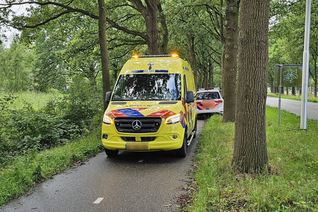 Scooterrijder gaat onderuit op fietspad