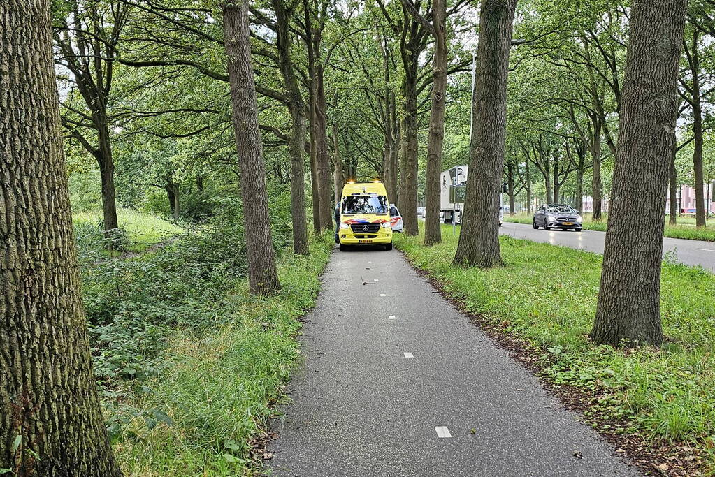 Scooterrijder gaat onderuit op fietspad