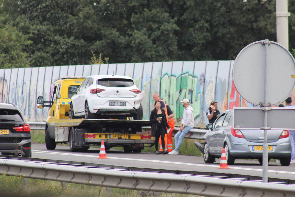 Drie auto's botsen op snelweg