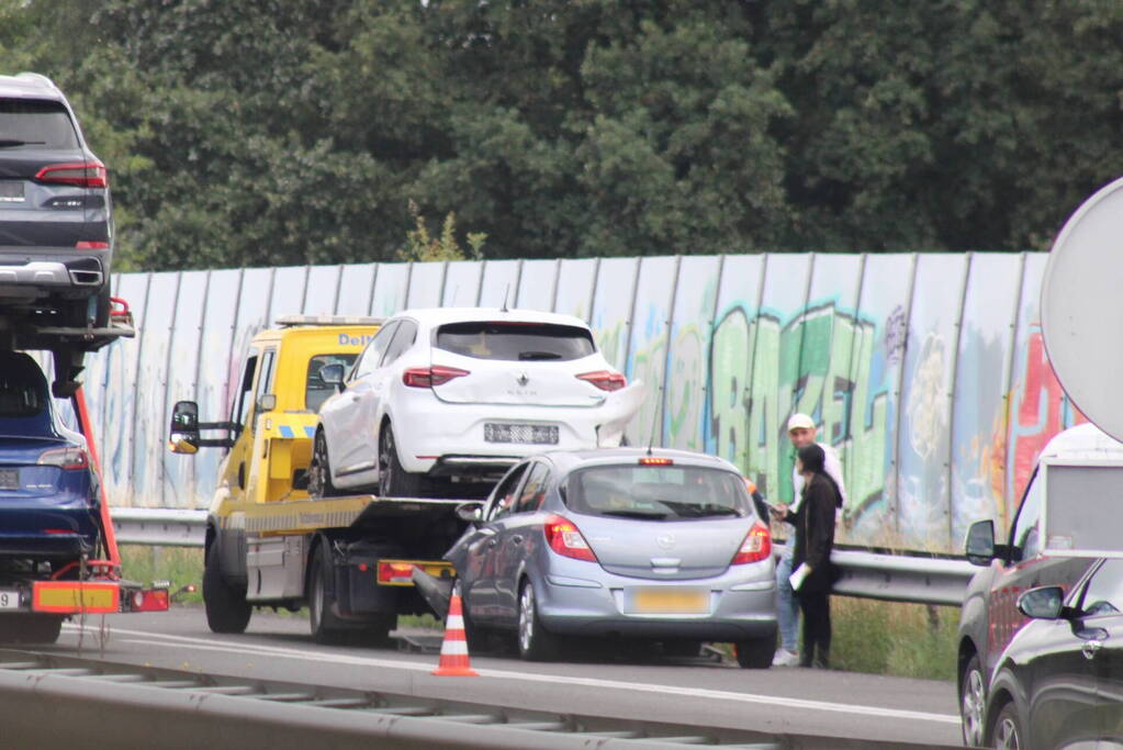 Drie auto's botsen op snelweg