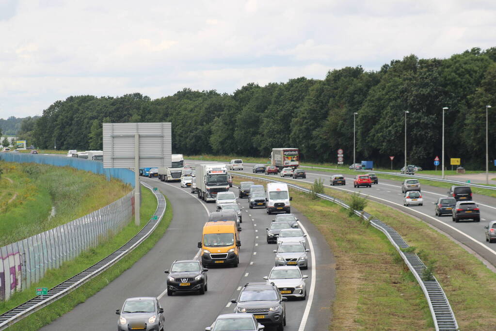 Drie auto's botsen op snelweg