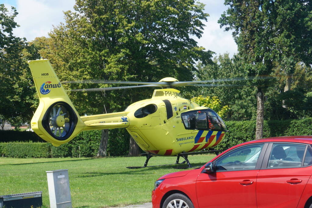 Traumahelikopter landt voor hulp aan kindje