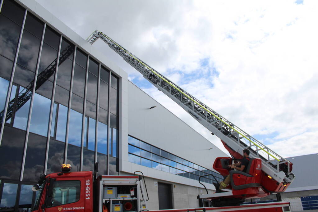 Opnieuw brand op dak van bedrijfspand