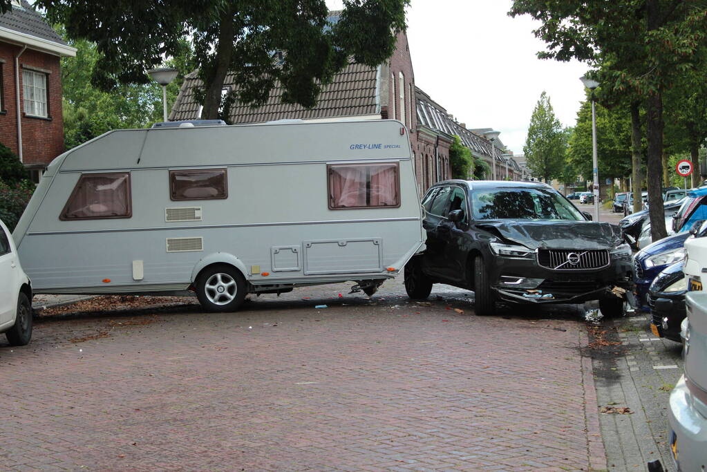 Auto botst op caravan