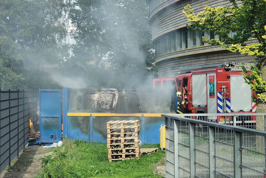 Rookontwikkeling door brand in papiercontainer