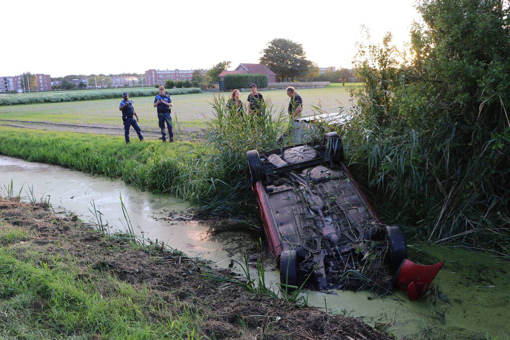 Voertuig belandt in sloot naast afrit