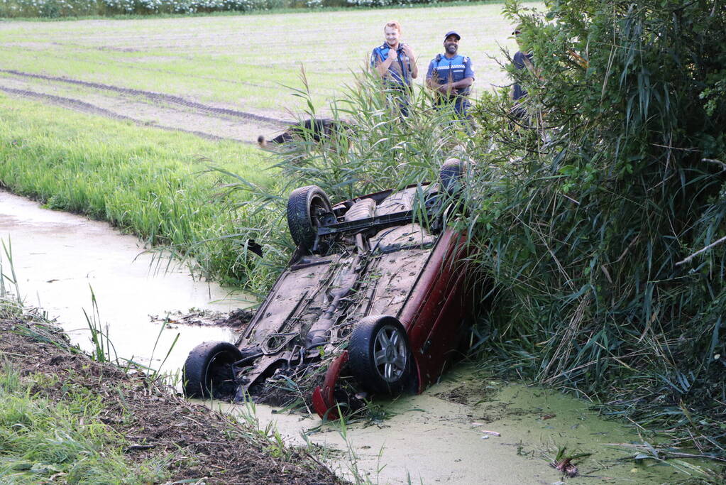 Voertuig belandt in sloot naast afrit