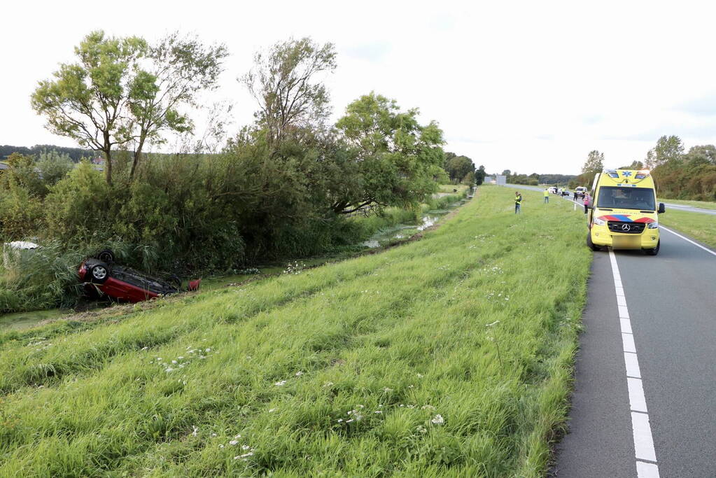 Voertuig belandt in sloot naast afrit