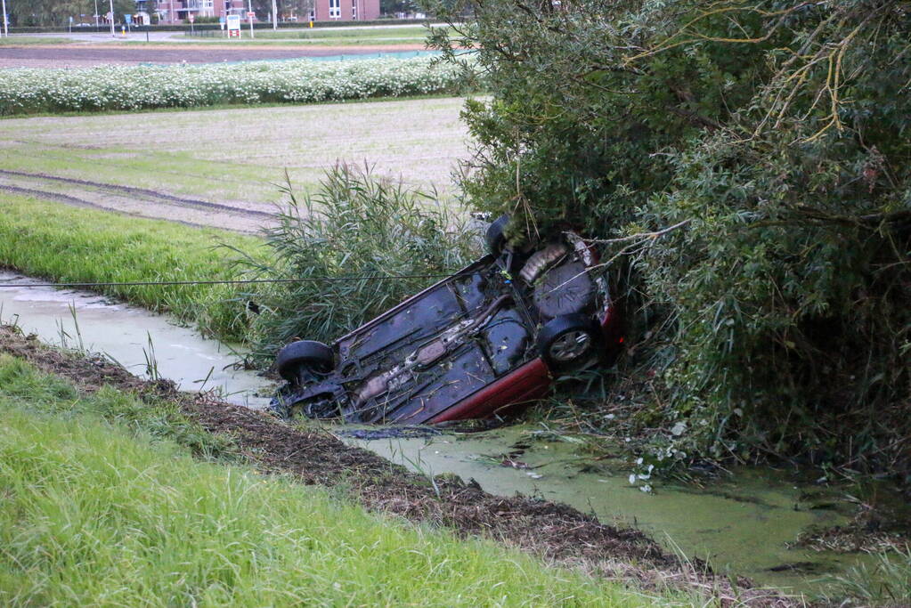 Voertuig belandt in sloot naast afrit