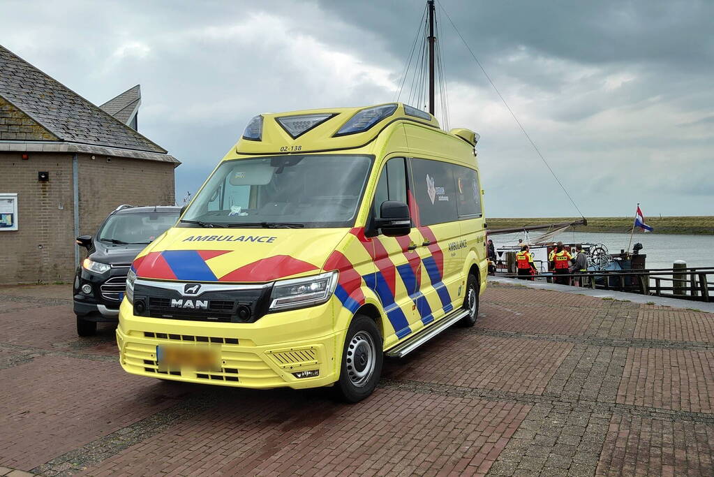 Knrm assisteert ambulancedienst bij ongeval op schip