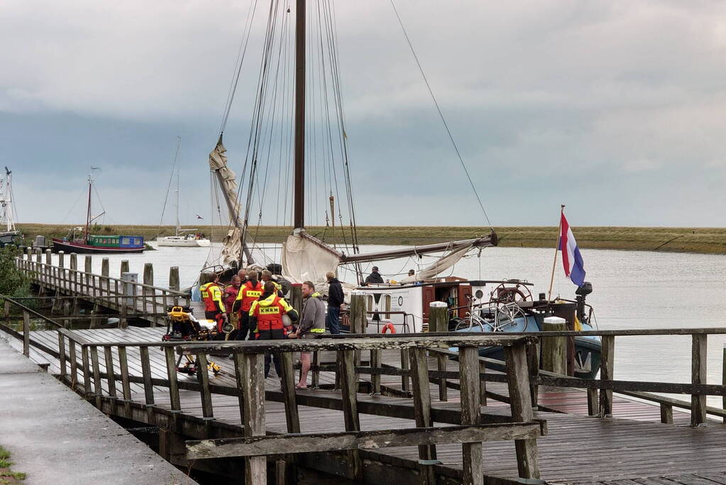 Knrm assisteert ambulancedienst bij ongeval op schip