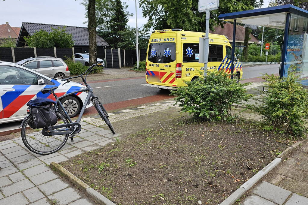 Fietser onderuit op rotonde