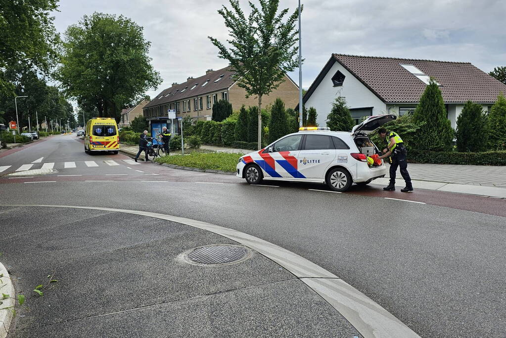 Fietser onderuit op rotonde