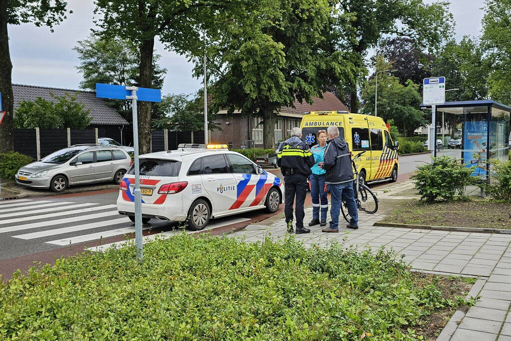 Fietser onderuit op rotonde