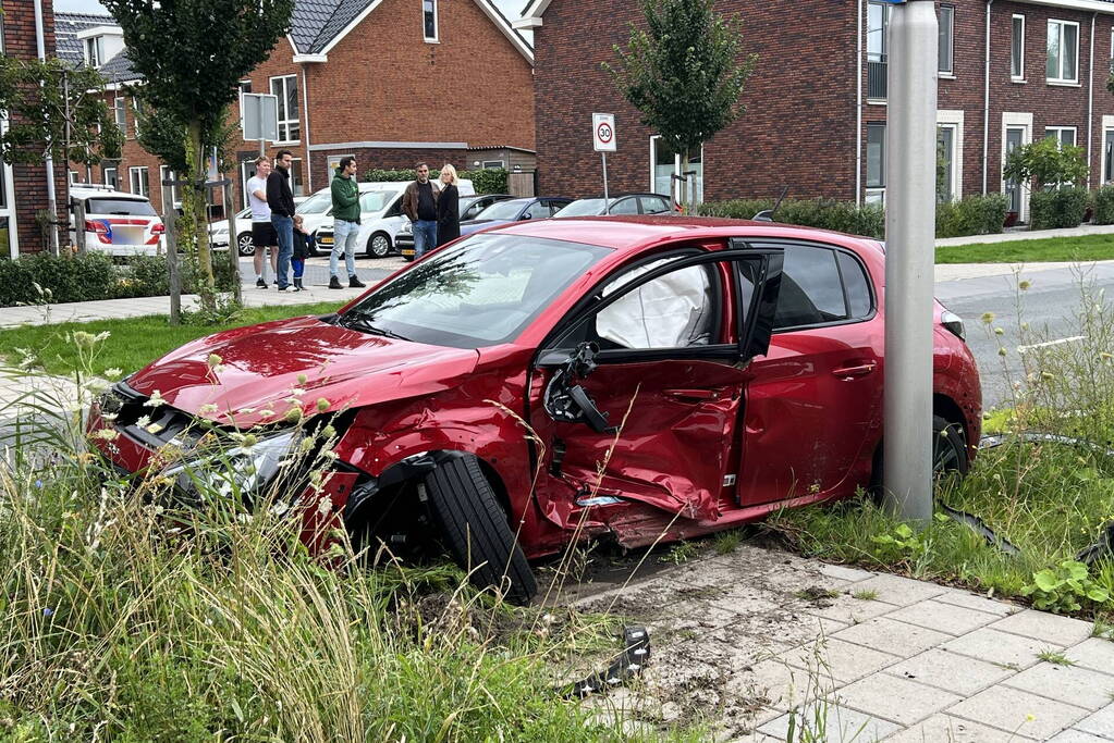 Voertuigen zwaar beschadigd na frontale botsing op kruising