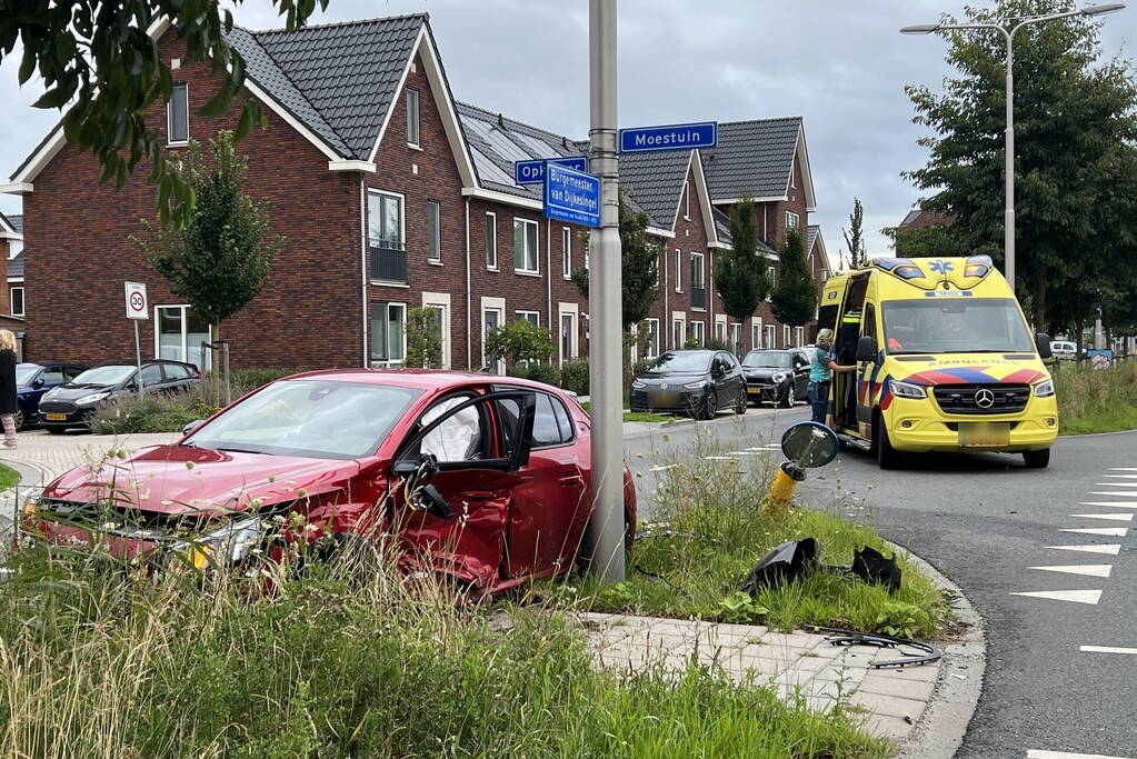 Voertuigen zwaar beschadigd na frontale botsing op kruising