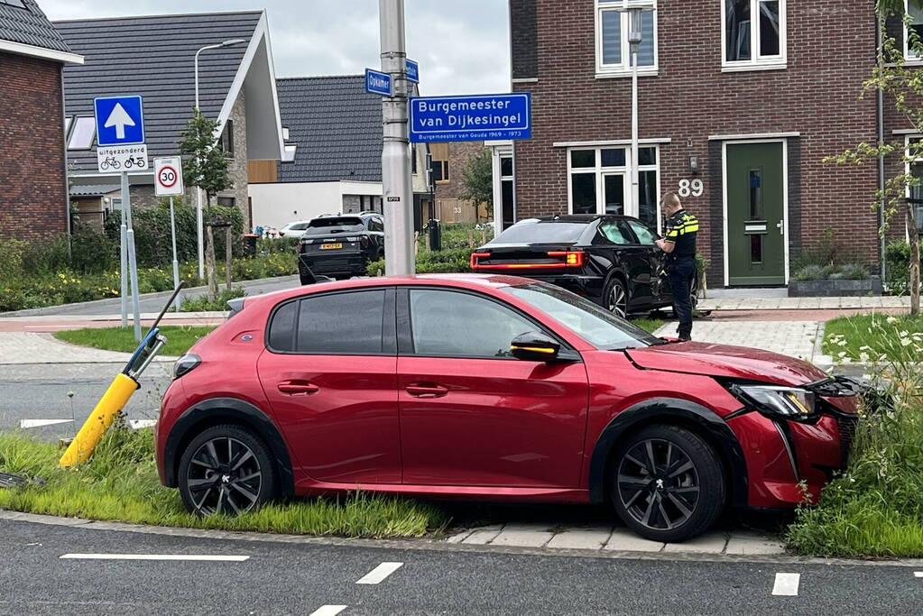 Voertuigen zwaar beschadigd na frontale botsing op kruising