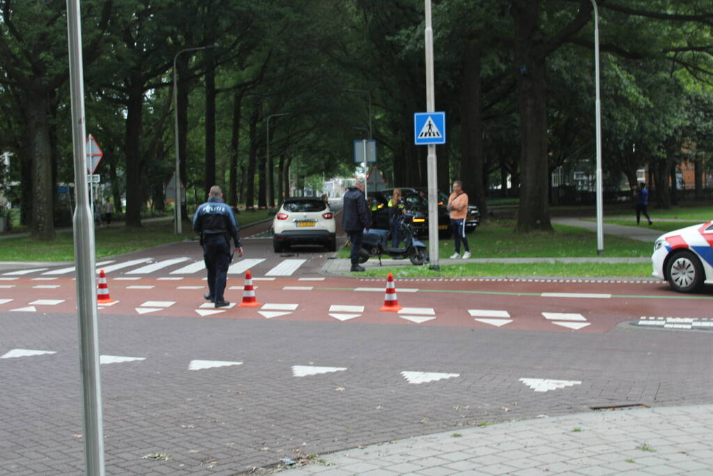 Onderzoek naar aanrijding tussen auto en scooter