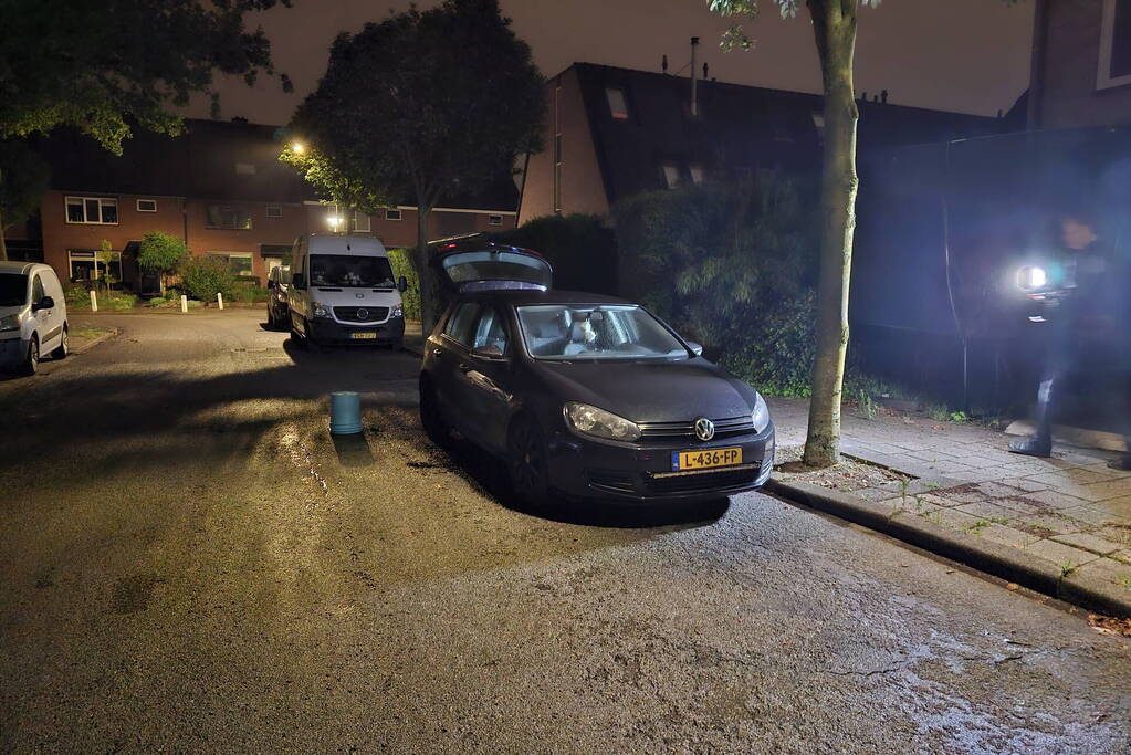 Geparkeerde auto vat vlam