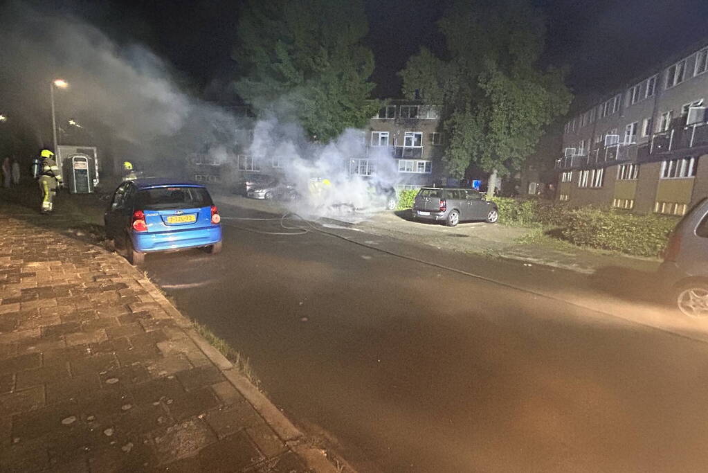 Geparkeerde auto uitgebrand