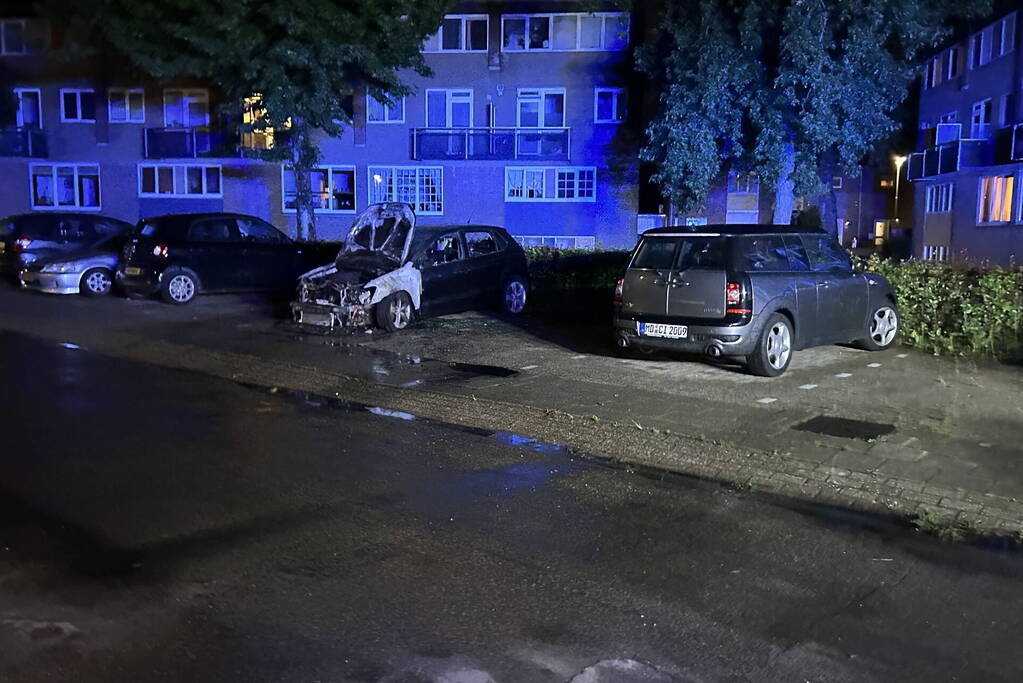 Geparkeerde auto uitgebrand