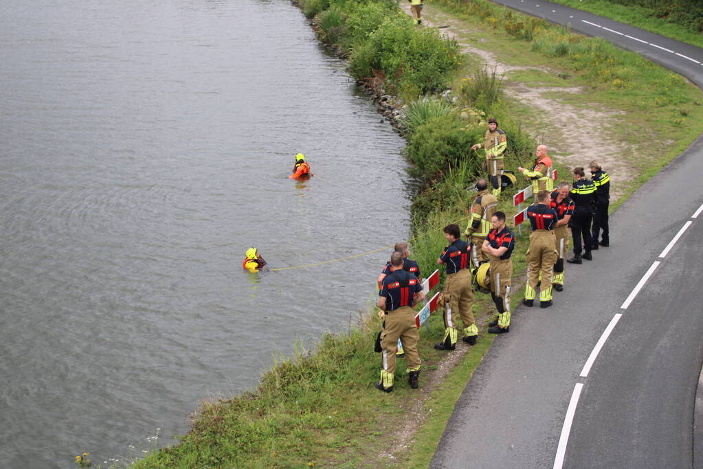 Zoekactie in water na aantreffen visspullen