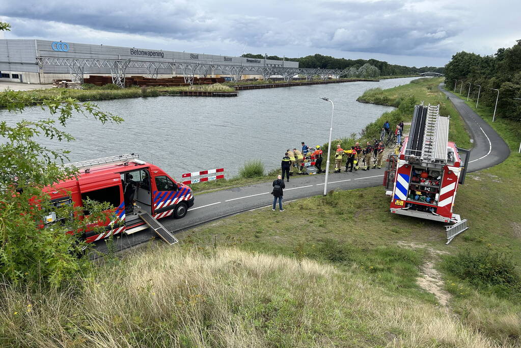 Zoekactie in water na aantreffen visspullen