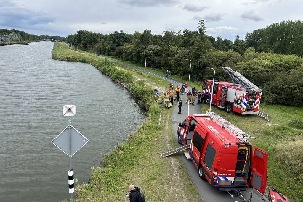 Zoekactie in water na aantreffen visspullen