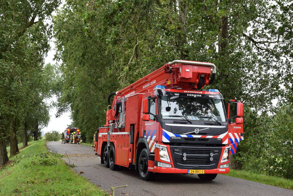 Brandweer ingezet voor afgebroken boom