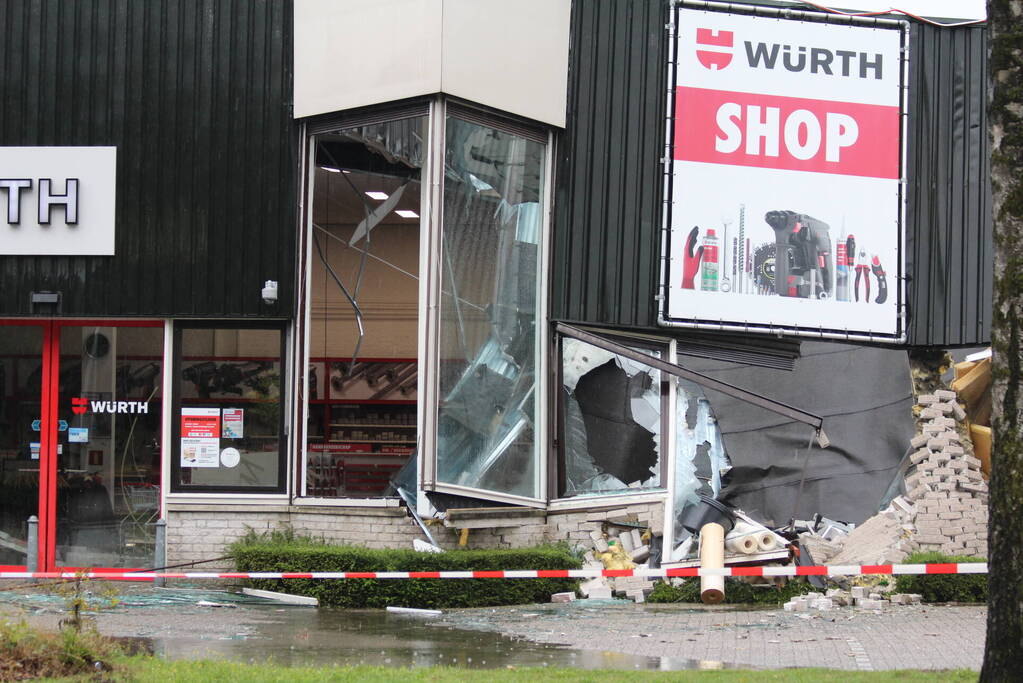 Bedrijfspand ingestort door hevige regenval