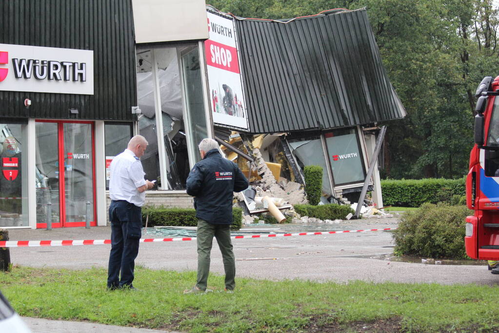 Bedrijfspand ingestort door hevige regenval