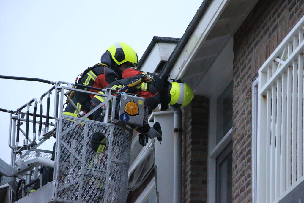 Dakrand raakt los door harde wind