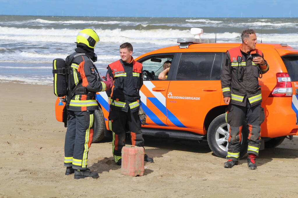 Brandweer ingezet voor jerrycan op strand