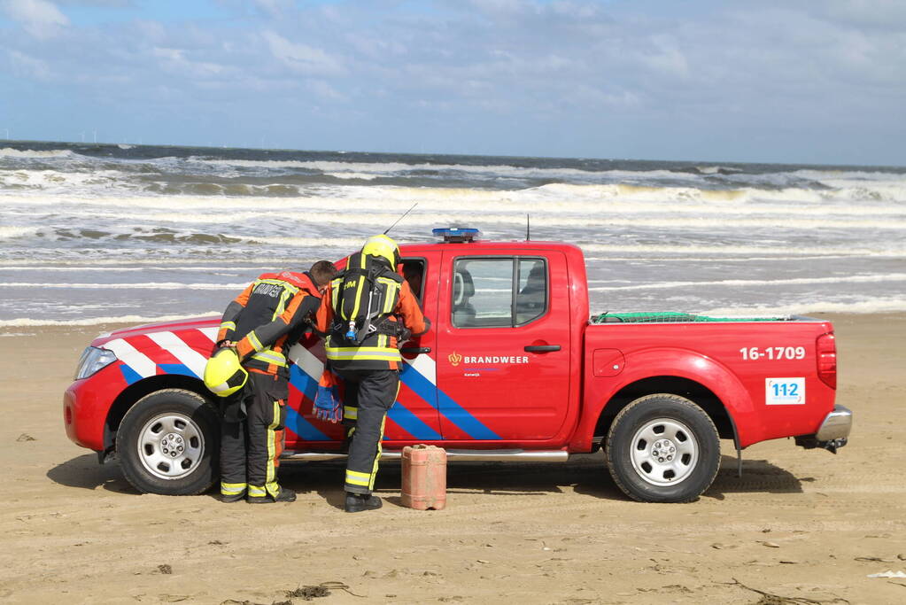 Brandweer ingezet voor jerrycan op strand