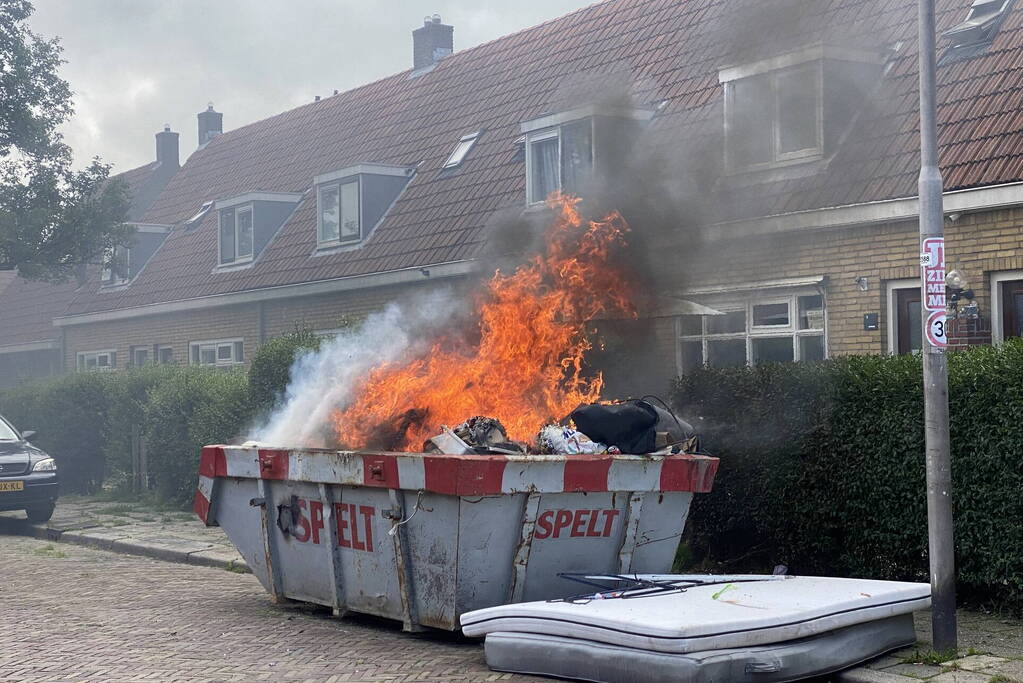 Flinke vlammen bij brand in bouwcontainer