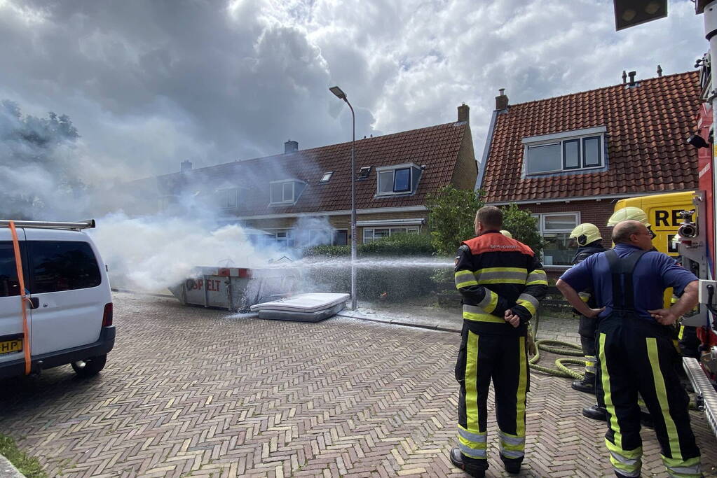 Flinke vlammen bij brand in bouwcontainer