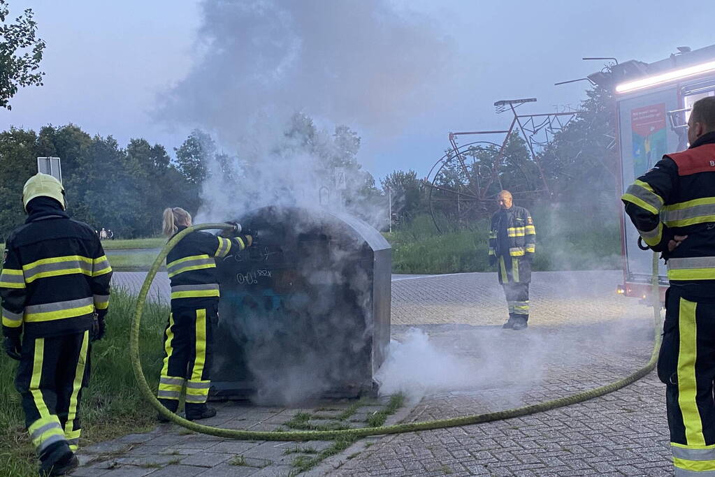 Brand in papiercontainer snel geblust