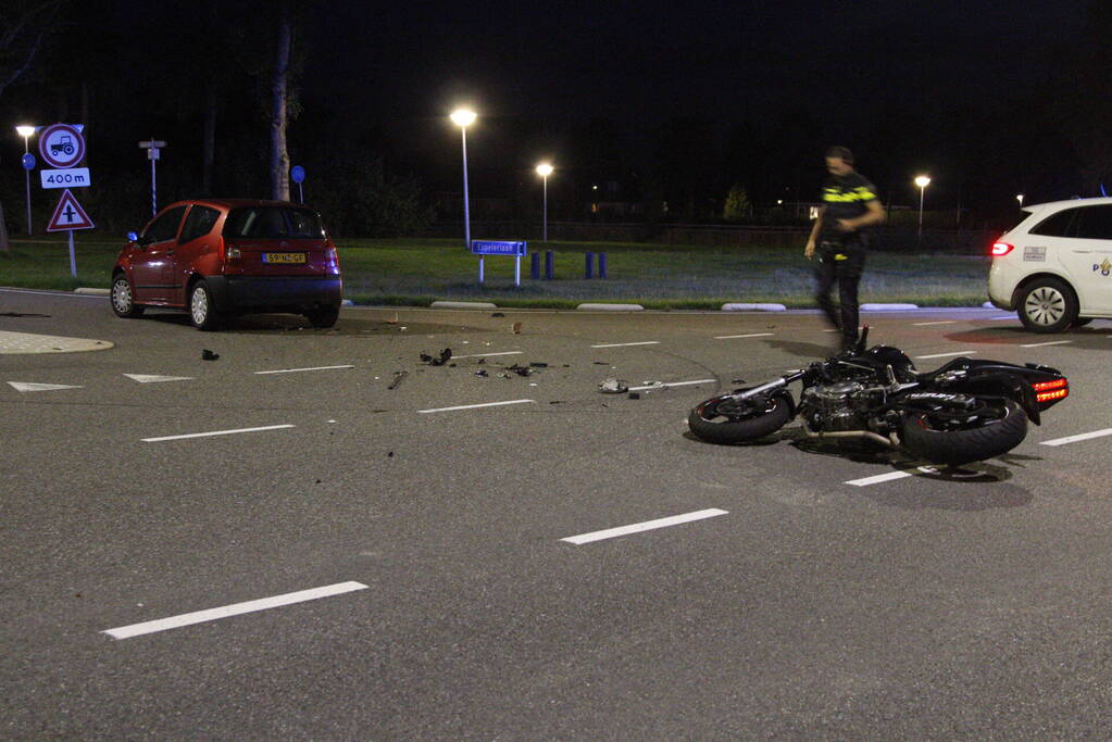 Motorrijder gewond bij botsing met auto