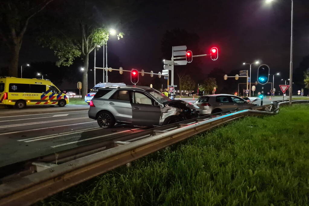 Flinke ravage na botsing tussen twee voertuigen